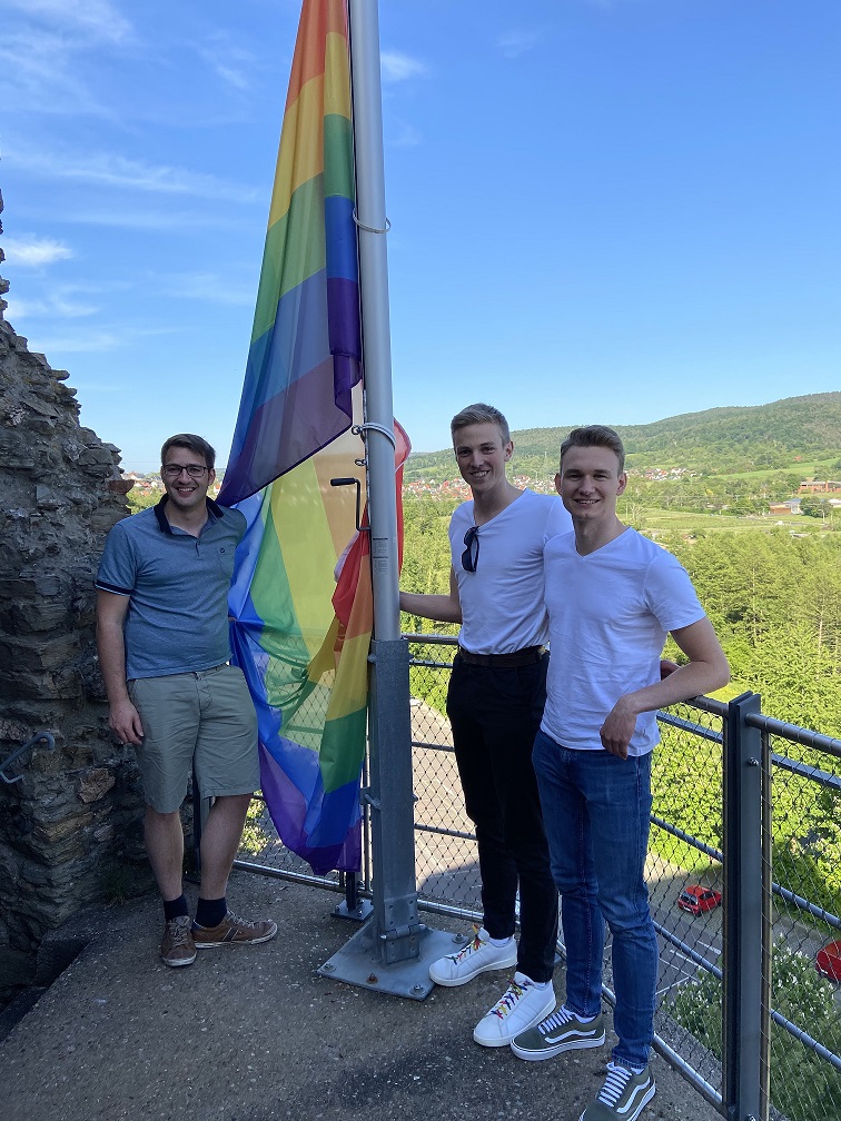V.l.n.r. Stephan Noll, Tim Höfler und Florian Siekmann beim Hissen der Flagge