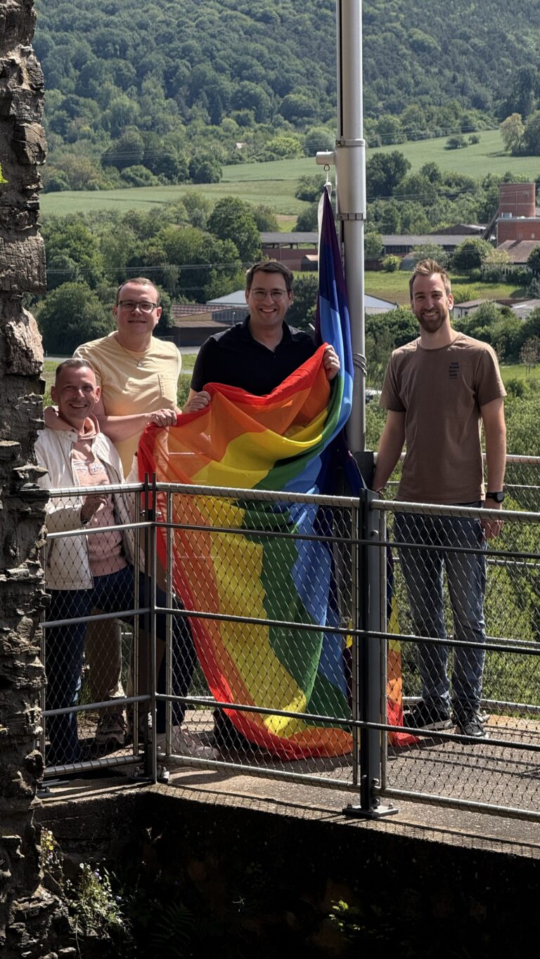 Starkes Zeichen für Vielfalt: Parteiübergreifende Beflaggung der Alzenauer Burg zum IDAHOBIT